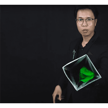 Triangle Change Silk Color by 7 MAGIC - Trick