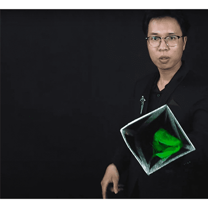 Triangle Change Silk Color by 7 MAGIC - Trick