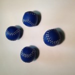 Cups And Balls Baseballs Blau/Weiße Nähte von Leo Smetsers 